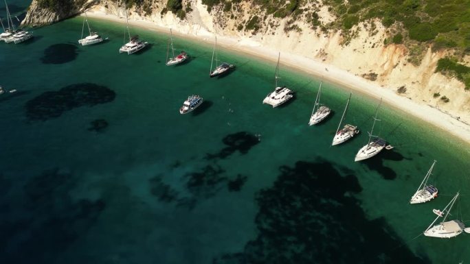 爱奥尼亚岛伊萨卡岛美丽的菲利亚特罗海滩附近的一群帆船和游艇