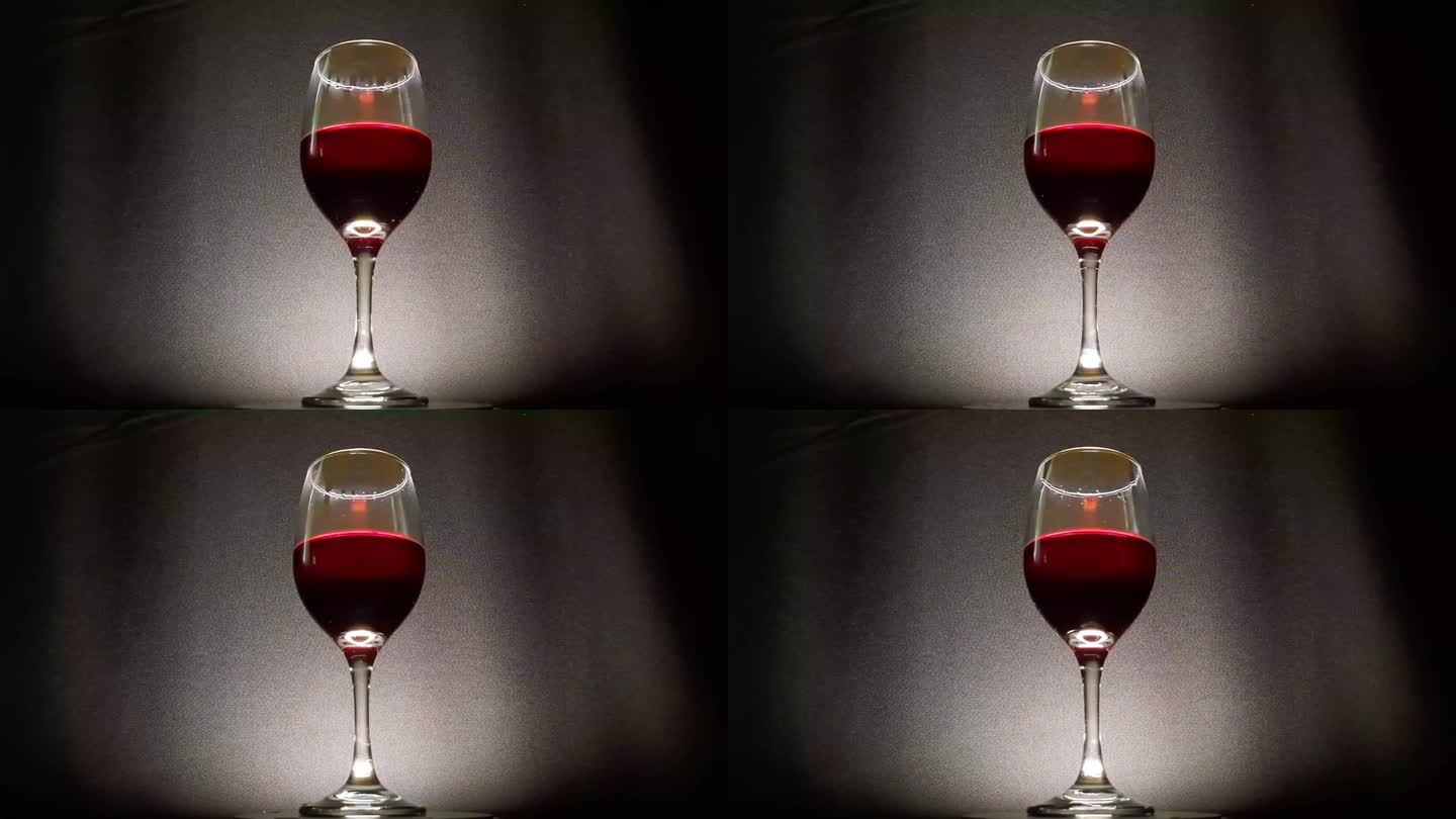 一杯装在玻璃杯里的红酒