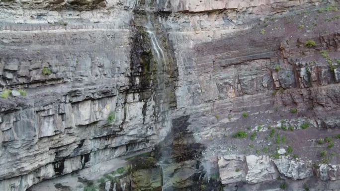 在科罗拉多州的奥雷，空中飞行着从悬崖上倾泻而下的高大瀑布