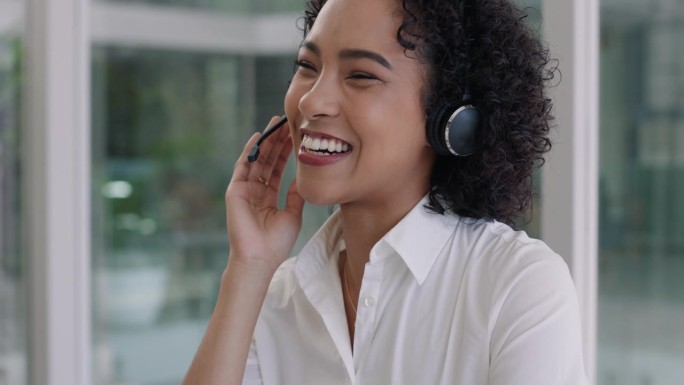 快乐，呼叫中心，感谢在客户服务、支持和与客户、客户关系管理或顾问交谈的女性。联系我们，在线与员工微笑