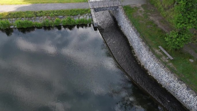 排水排水量由坝体底部的排水量或坝体上部的排水量通过安全溢流确定溢流的最大水位。湖面上有石头镶板和金属