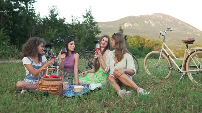 无忧无虑的女孩们在一个美好的日子里野餐