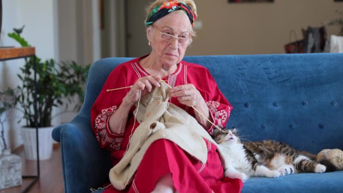 老女人在沙发上织毛衣