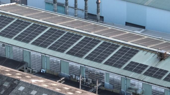 工厂屋顶上的太阳能电池板鸟瞰图