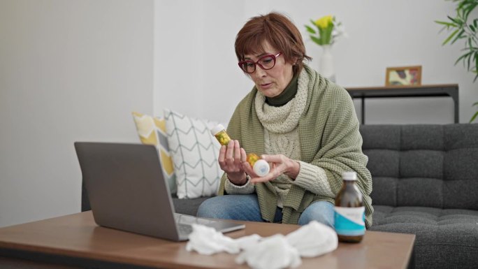 成熟的西班牙裔女性在网上预约在家看医生时生病了