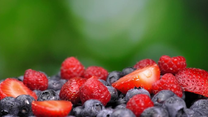 多汁的红草莓，覆盆子和蓝莓。混合物