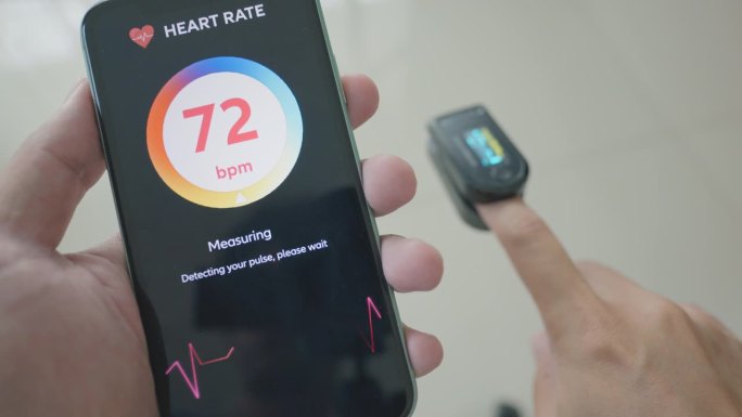 人们用智能手机检查血氧饱和度。脉搏血氧计移动应用程序