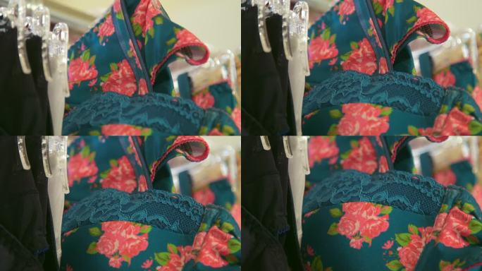 女式文胸和内裤挂在衣架上的新蓝粉玫瑰质感