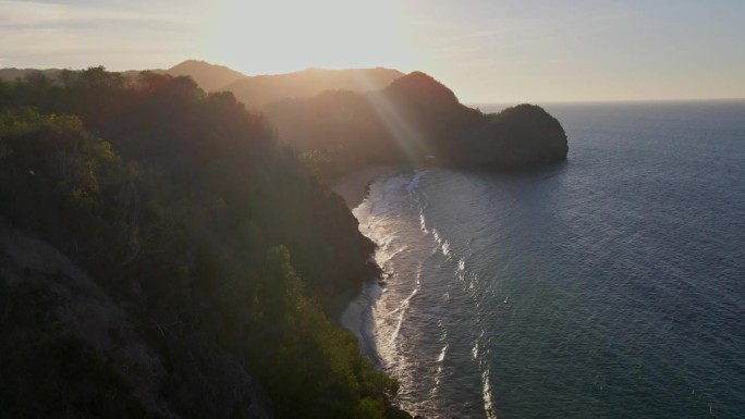 加勒比海悬崖上美丽的日落。委内瑞拉海岸上空最棒的无人机飞行，4K视频。夕阳的颜色。