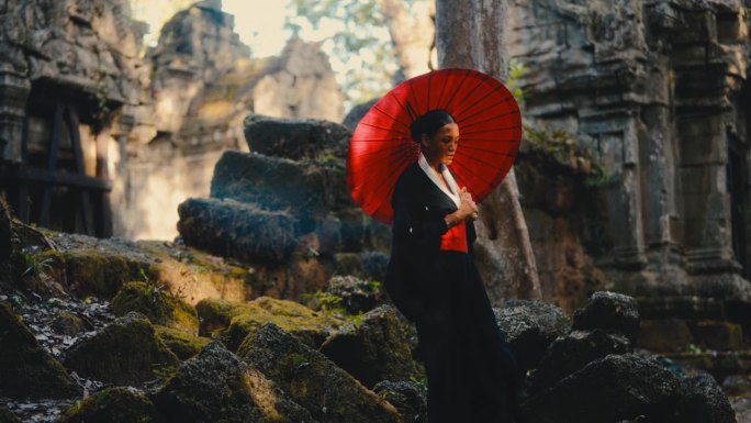 穿着和服的女子在寺庙里徘徊