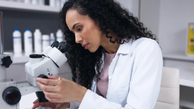 科学，妇女和显微镜与实验室分析，科学家做实验和生物技术。女医生，在实验室以科学研究和医学研究为重点分