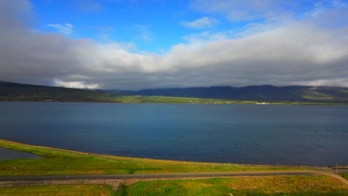 冰岛的鲸鱼峡湾(Hvalfjorour)景观植被，天空灰暗多云
