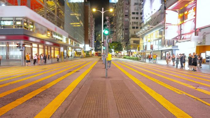 夜间的香港人行横道购物街。