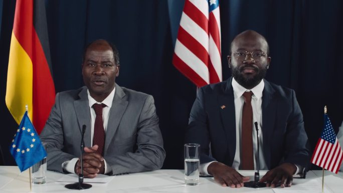 两名黑人男性政府官员在国际峰会上发言