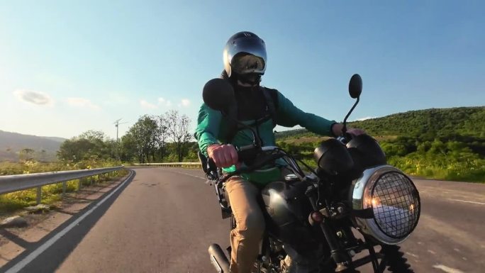 一名男子骑着摩托车行驶在乌克兰乡村僻静的柏油路上
