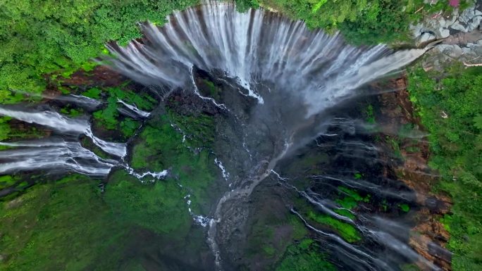 俯视图下降和旋转在Tumpak Sewu瀑布，印度尼西亚
