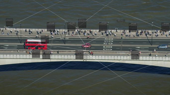 在伦敦桥上行走的上班族鸟瞰图。包含每个人数据的文本框。监测的概念。人工智能。深度学习。英格兰。英国。