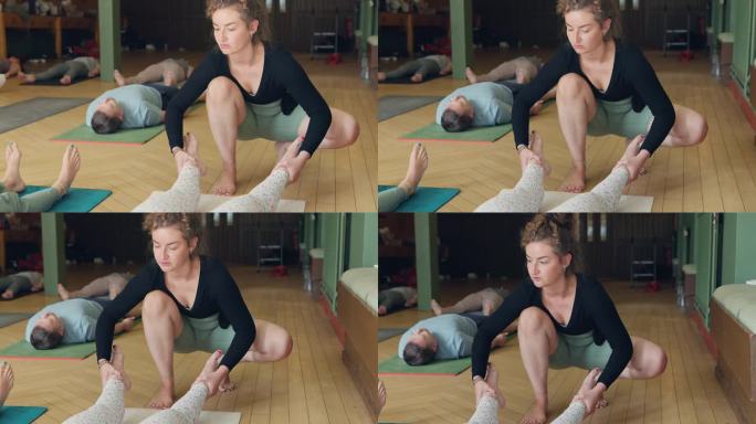 锻炼，脚和一个女瑜伽老师在课堂上与一群人的健康或保健。健身，训练和禅宗锻炼与一个年轻的瑜伽教练在课上