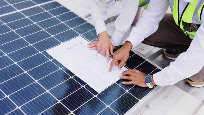蓝图，太阳能板或工程人员的手规划建设或光伏屋顶。特写，可再生能源设计或建筑团队指向或从事电力项目