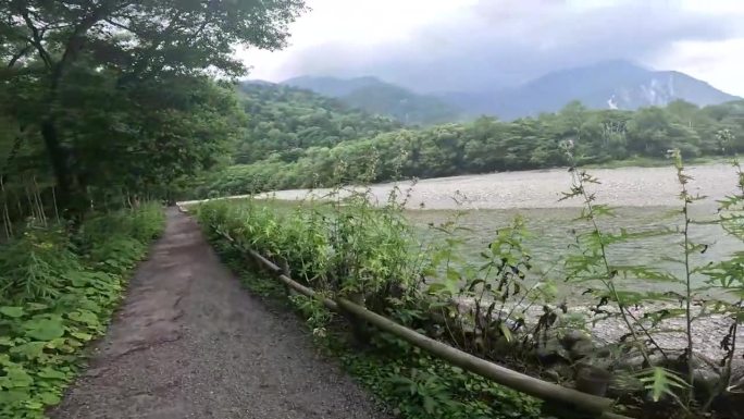 上高地是日本长野县西部飞驒山脉内的一个偏远的山地高地山谷。日本徒步旅行和徒步旅行。