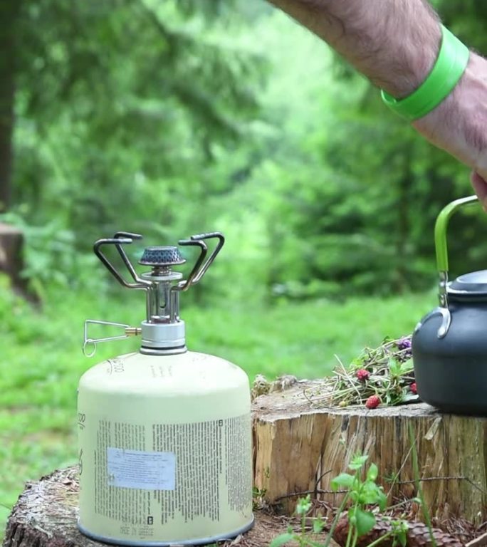 野菜茶是在露营地的森林里调制的。垂直视频