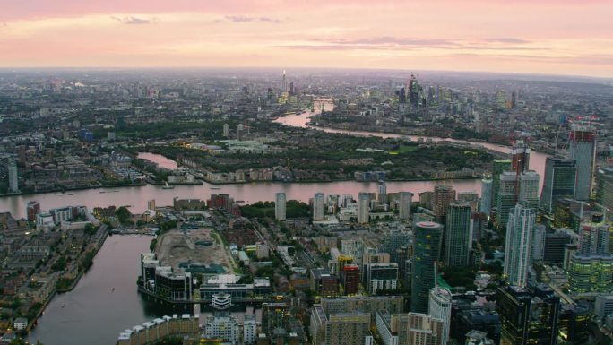 泰晤士河边著名景点和建筑的鸟瞰图。伦敦著名的地标。黎明时分的城市风光。英格兰。英国。用红色武器8K拍