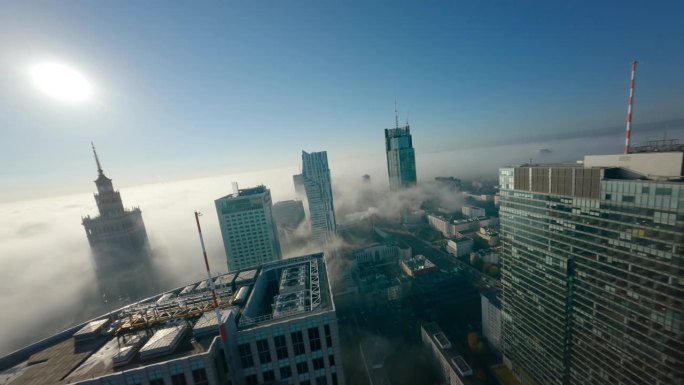 第一人称无人机飞行观看阳光明媚的现代城市景观在白天与摩天大楼在云