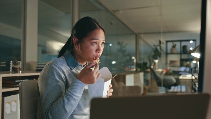办公室电脑，面条和亚洲女人阅读信息，SEO数据和吃快餐，外卖或正餐。晚上和日本人一起做主页、公司网站