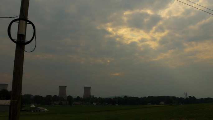 日落时核电厂冷却塔的剪影