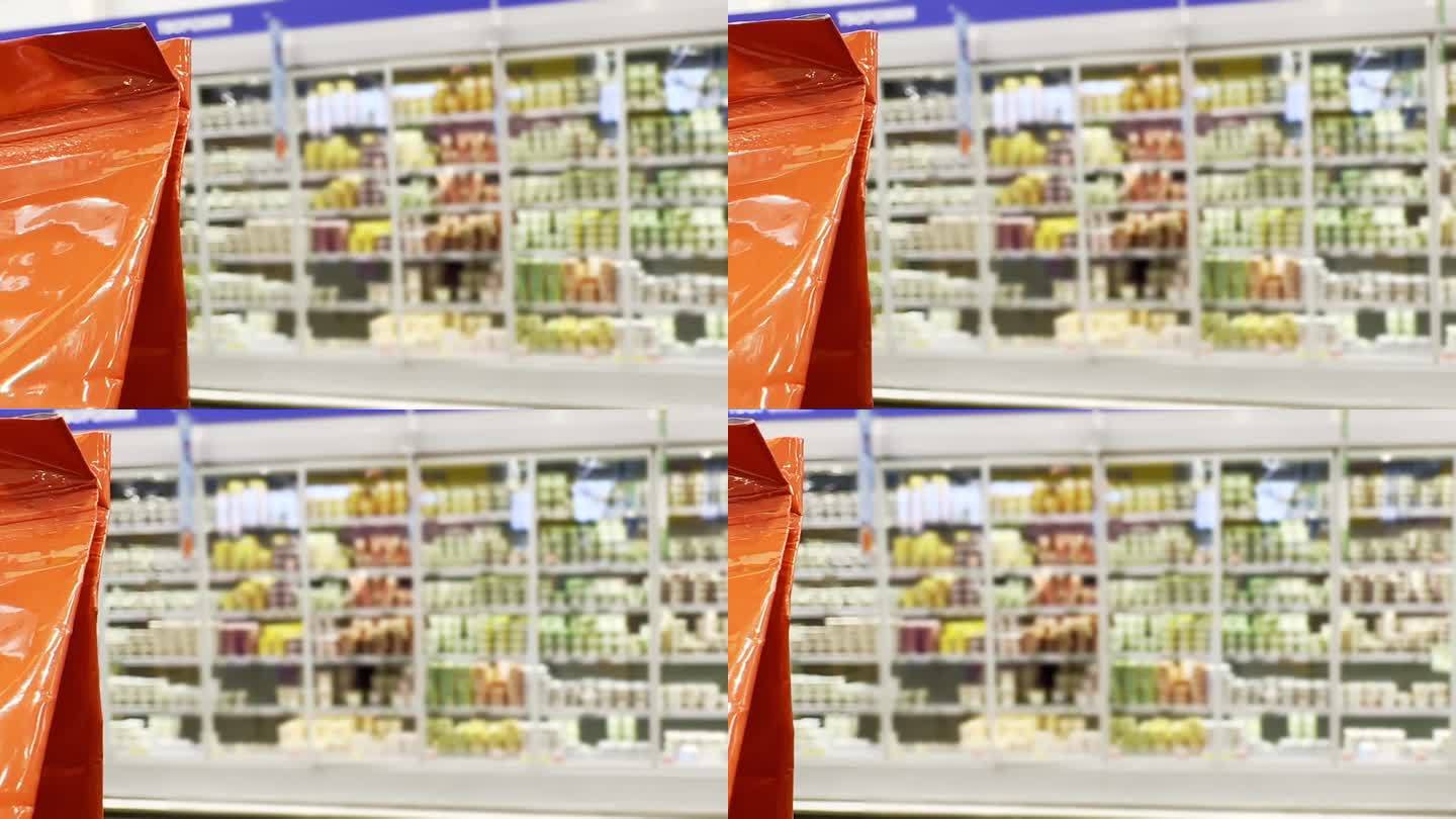 在超市的货架上选择食物，在杂货店的食品区选择蔬菜
