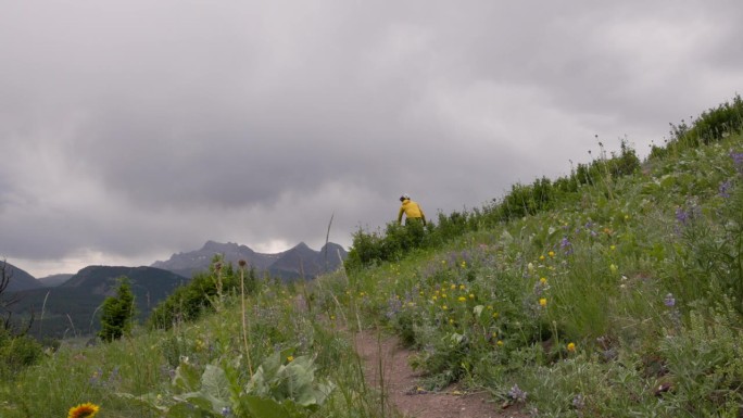 老爷山上狭窄的山路