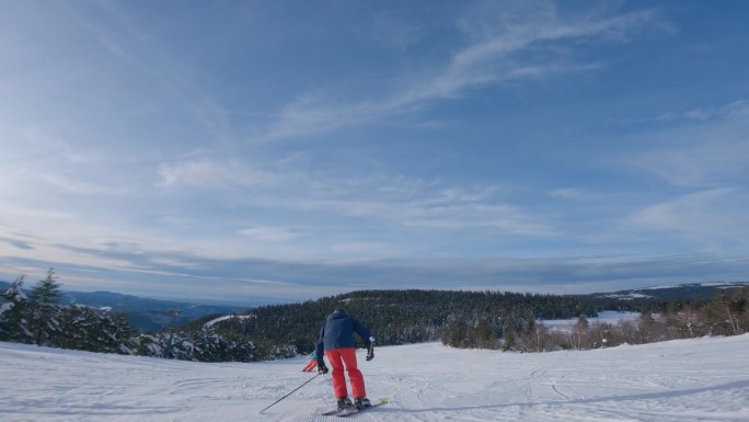 两个滑雪者从高山滑雪道上下来
