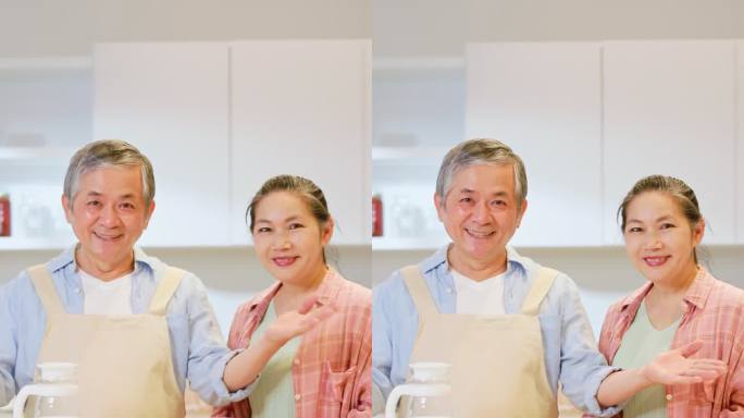 厨房里的亚洲老夫妇