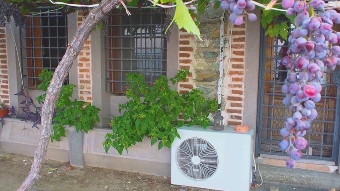 土耳其某住宅的空气源热泵。-库存视频