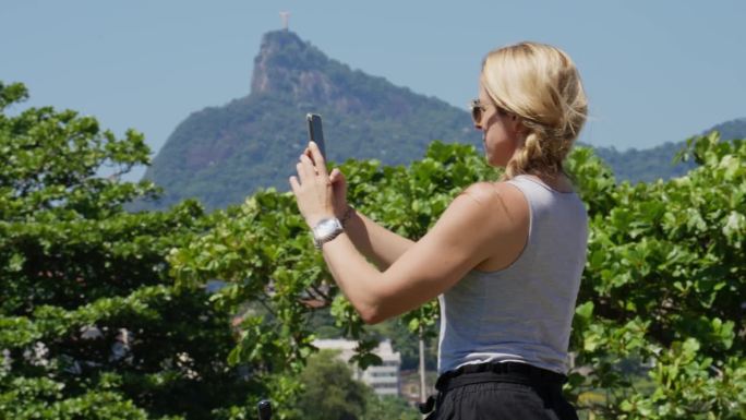 一名女子在里约拍摄救世主基督的美丽视频