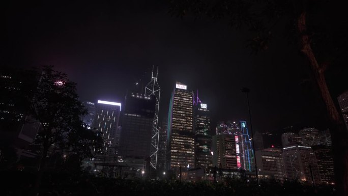 夜空下的香港摩天大楼全景图