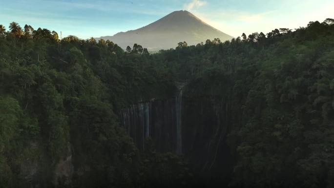 风景秀丽的鸟瞰图日出的图姆帕克塞乌瀑布与塞默鲁火山背景丛林在爪哇岛，印度尼西亚