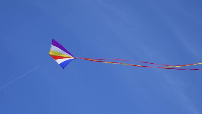 彩色风筝在柔软多云的天空中飞翔。开场视频素材