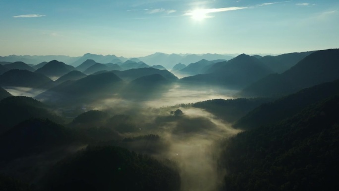 日出时云雾山脉的鸟瞰图