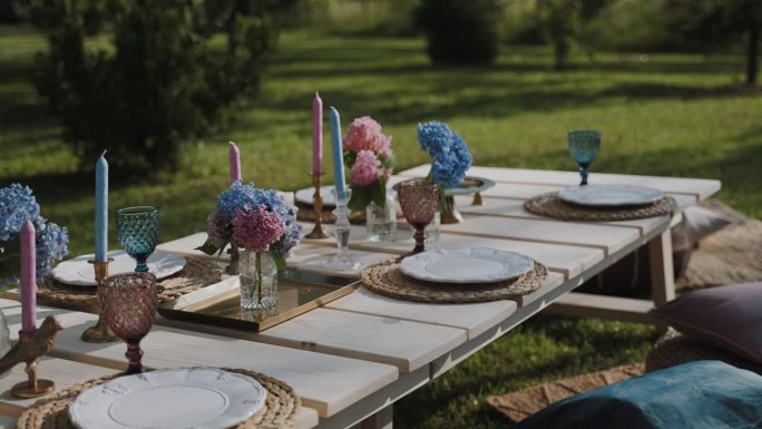 为您的假期、婚礼、生日和其他节日准备一套餐桌。