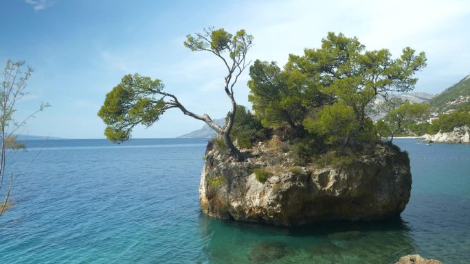 著名的布雷拉石包围清澈的亚得里亚海在一个阳光明媚的日子