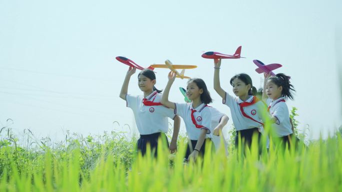 4K田野奔跑扔飞机的小学生升格