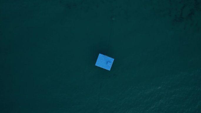 浮船坞无人机航拍，风平浪静还是大洋
