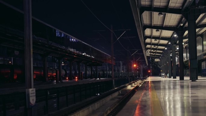 夜间货运列车车厢驶离车站的4K画面。