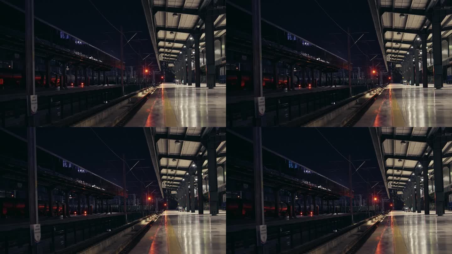 夜间货运列车车厢驶离车站的4K画面。