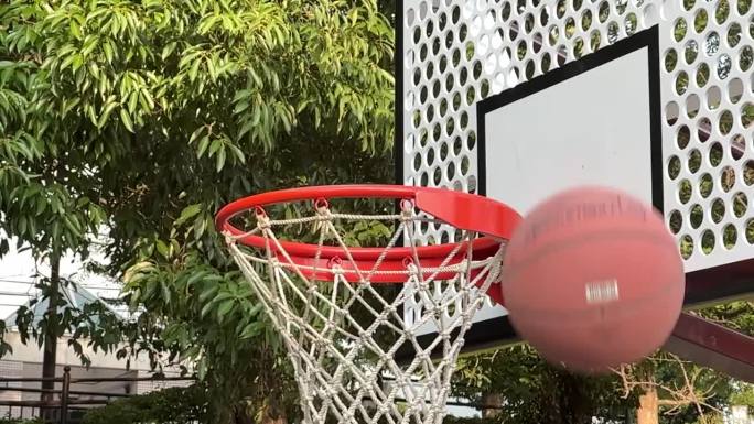 篮球慢镜头中的一个投篮不中:球从篮筐上弹了出来