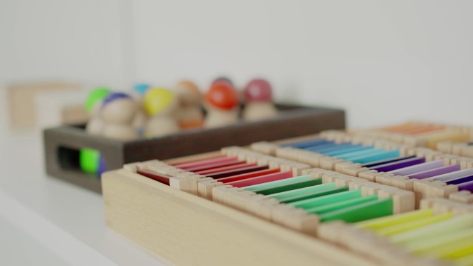 一场蒙台梭利教室布置、色彩搭配材料的活动