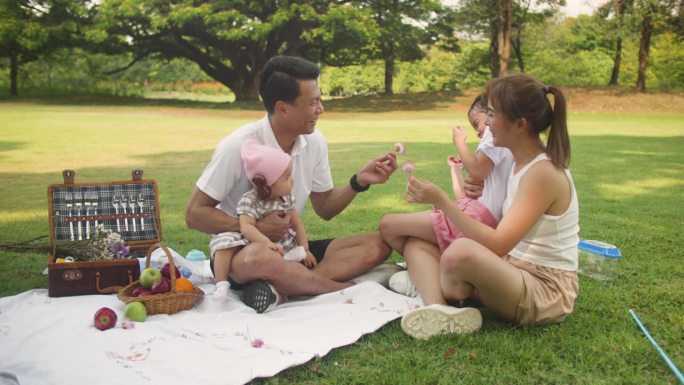 亚洲家庭在城市公园户外放松