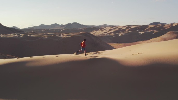 沙丘中奔跑者的慢动作视频