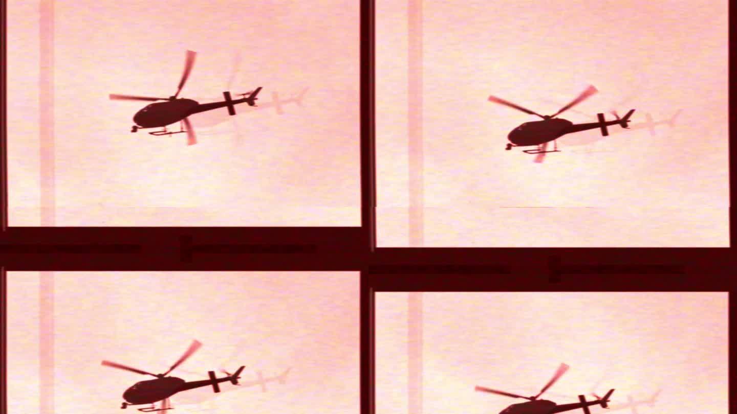 直升机在红色的天空中飞行